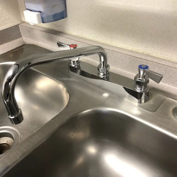 Grifo Mezclador a Cubierta de 8" con Cuello Swing Móvil de 14" Fisher