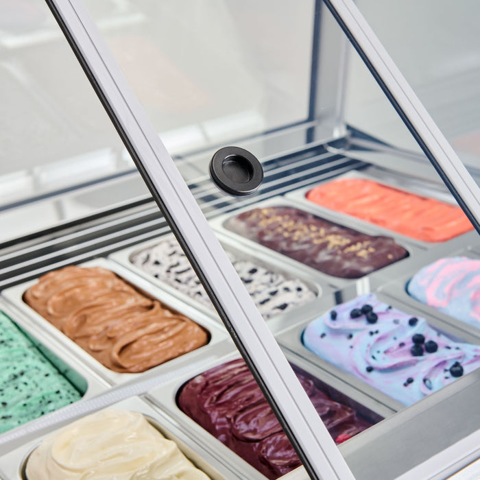 Vitrina Expositora Blanca para Gelato 220 V 12 Insertos de 5 Litros TKN12GS TKN Iluminación LED Cristales Templados